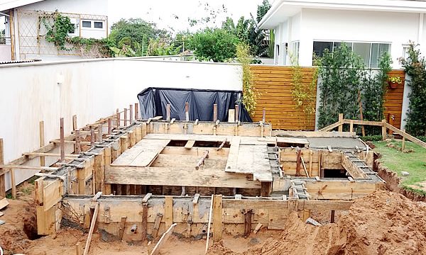 Construção de área de lazer e piscina em concreto armado