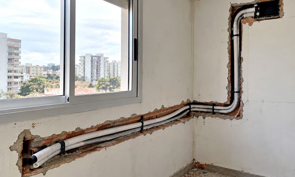 Vai instalar ar-condicionado depois da reforma? O detalhe que pode obrigar você a quebrar a parede